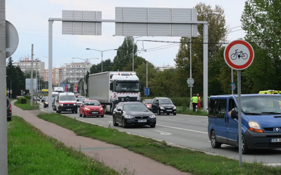 Kamion zůstal stát na frekventované silnici