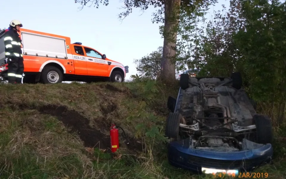 Auto skončilo v příkopu