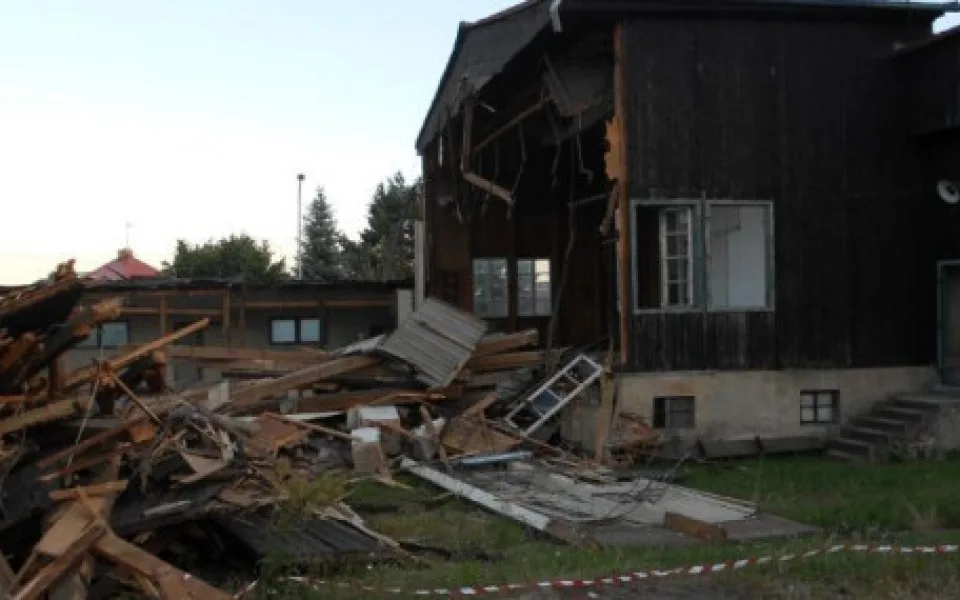 Napůl zbouraná stará sokolovna na Pouchově 