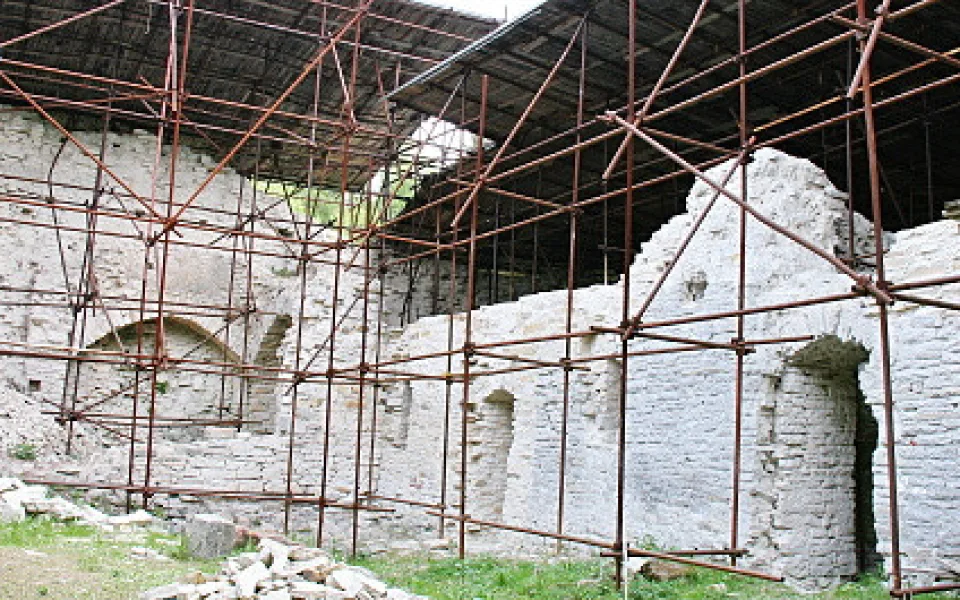 Hrad Vizmburk při rekonstrukci 