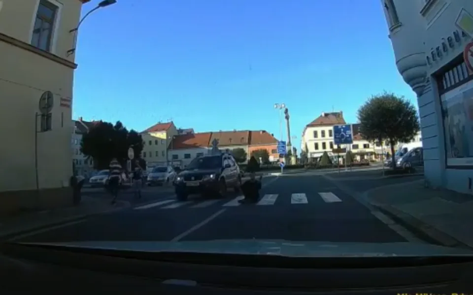 Mladíci si našli hroznou zábavu