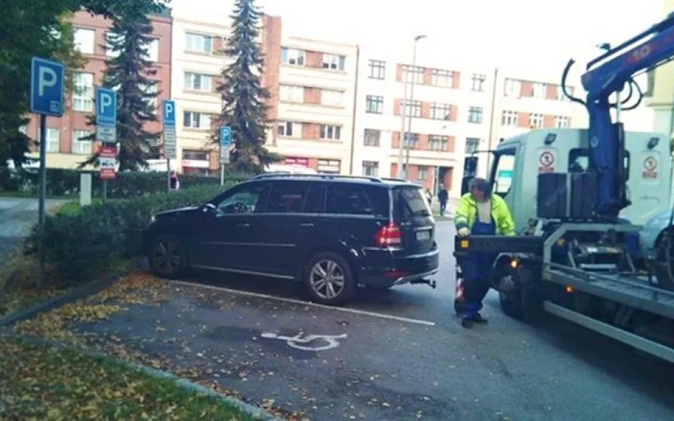 Odtah z místa, kde řidič nemohl parkovat. (vpravo)
