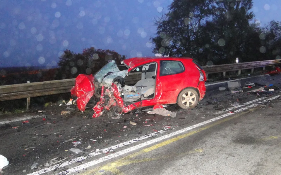 Auto zůstalo po střetu zcela zdemolované
