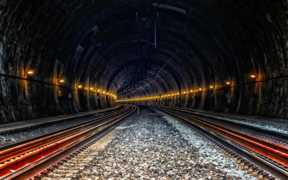 Mladík si lehl na koleje nedaleko tunelu. 