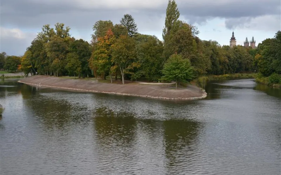 Opravený soutok Labe a Orlice.