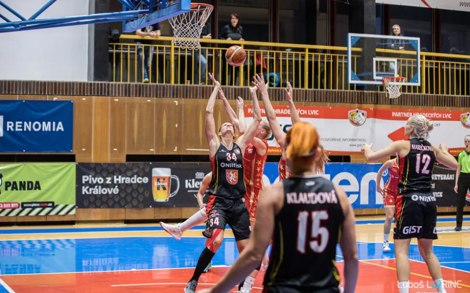 Hradecké basketbalistky. 