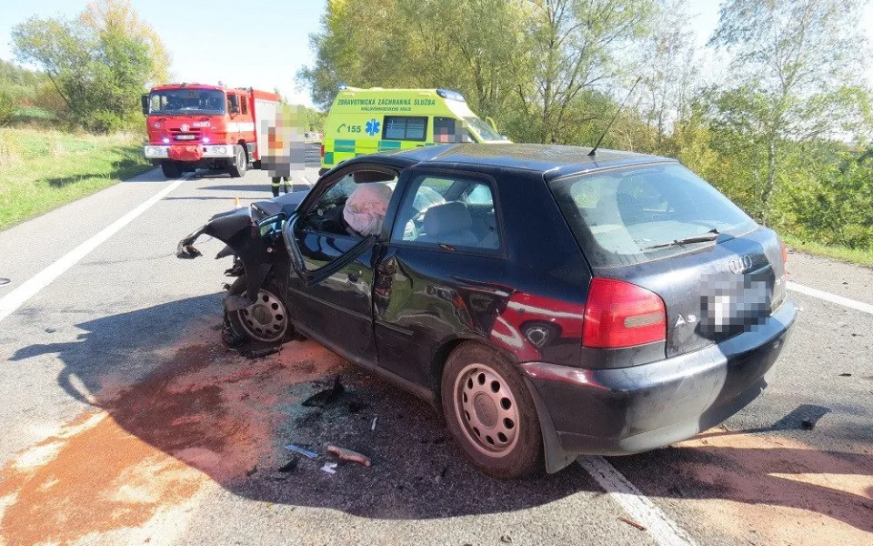 Vážná nehoda tří osobních vozidel. 