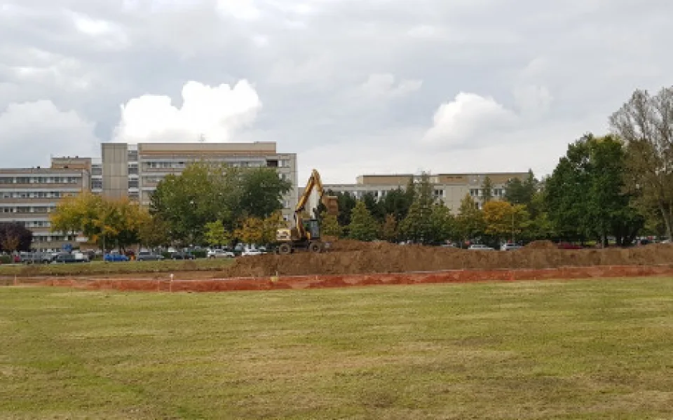 Výstavba provizorního parkoviště u nemocnice.
