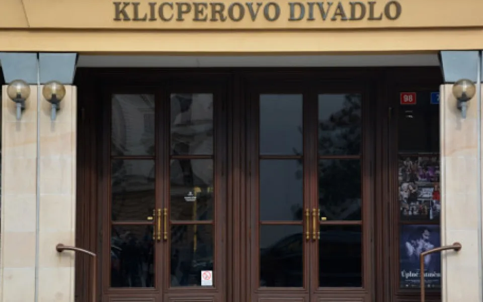 Sobotní premiéra v Klicperově divadle se nakonec neuskutečnila. 