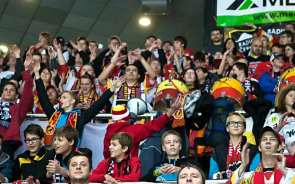 Fanoušci na hokejovém utkání v Hradci