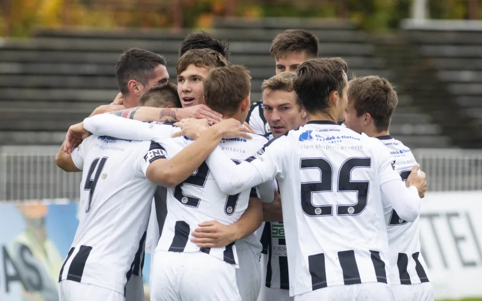 Hradečtí fotbalisté slaví výhru proti Vítkovicím!