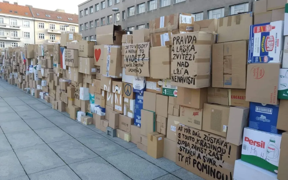 Replika zdi, jakožto jeden z nejvýraznějších symbolů sametové revoluce.