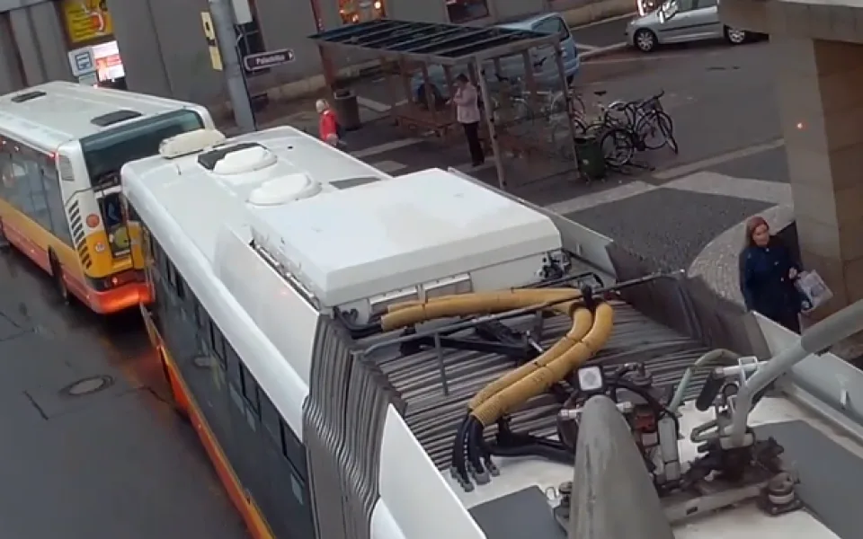 Záběry z jízdy trolejbusu centrem města