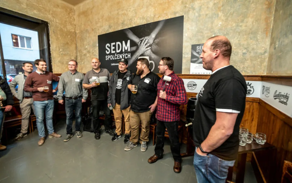FOTO, VIDEO: Sedm sládků spojilo síly. Výsledkem je ležák z unikátního chmele