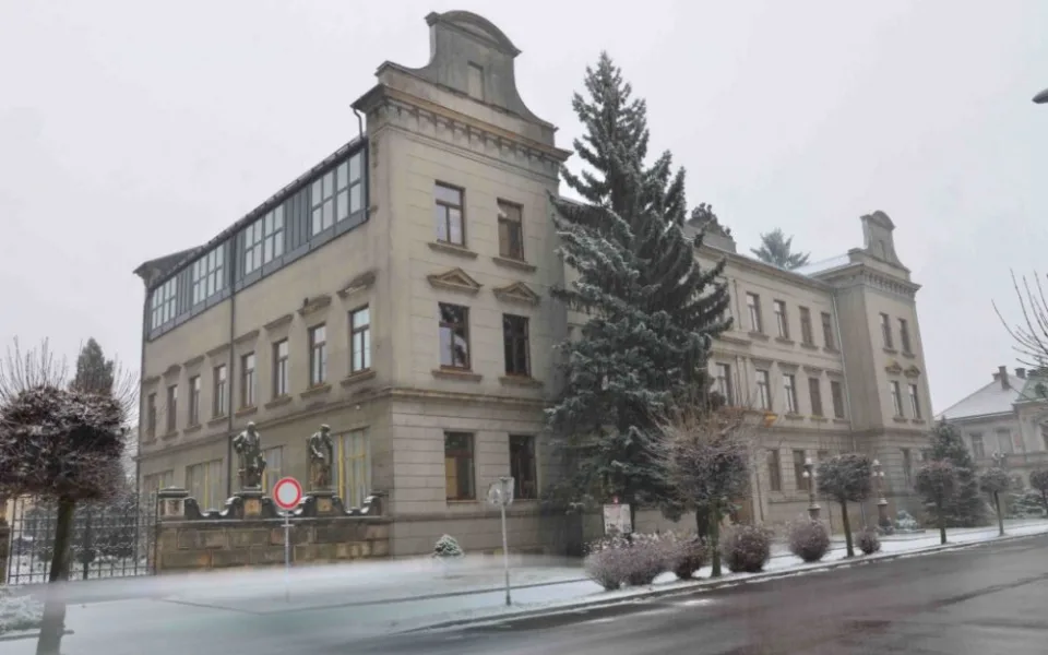 Sochy před hořickou sochařskou školou projdou revitalizací. 