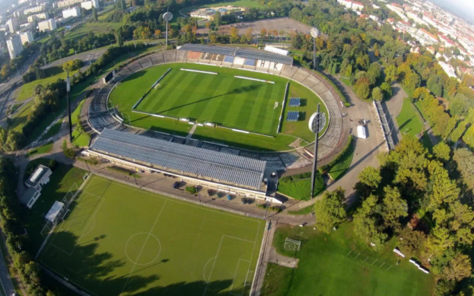Budoucí fotbalové arény v Hradci a Pardubicích jsou stále na stejném startu. Kdo protne ale pásku první?