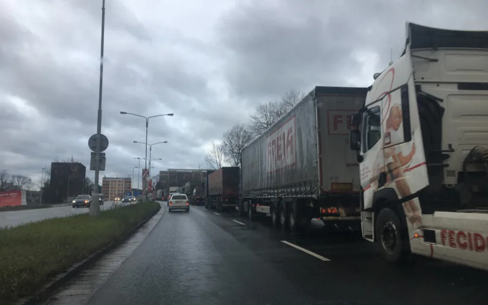 Nehoda v ulici Koutníkova zastavila v Hradci dopravu!