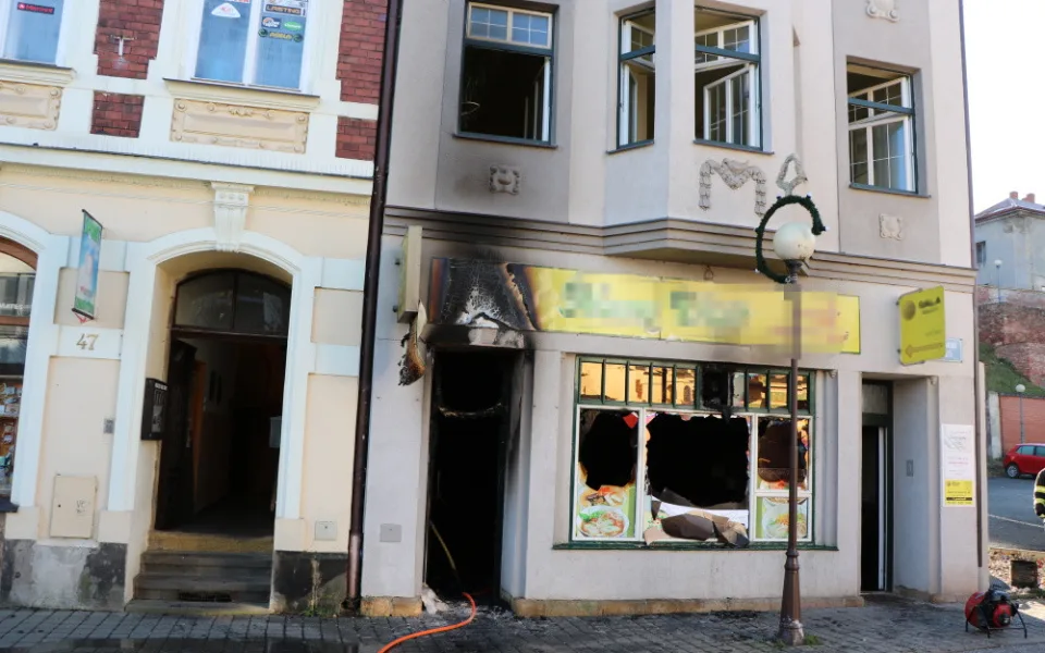 Bistro v centru Trutnova v sobotu dopoledne pohltily plameny. Škoda je 800 tisíc korun 
