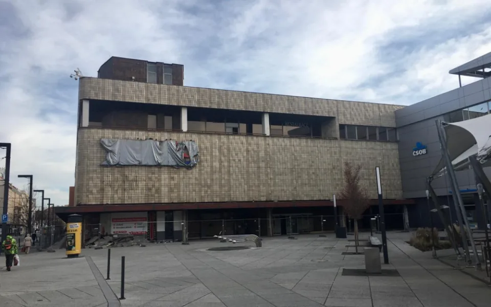 FOTO: Jak vypadá Tesco v době, kdy se původě mělo otevřít po rozsáhlé rekonstrukci?