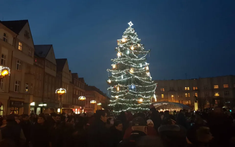Hradec poprvé rozsvítil vánoční výzdobu po celém městě, desítky lidí to sledovaly přímo z náměstí