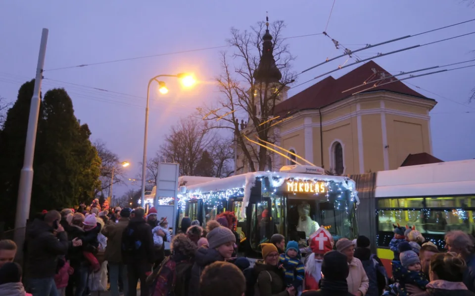 Mikulášský trolejbus opět po roce brázdil ulice Hradce. Kniha hříchů se při rekordním zájmu skoro nezavřela