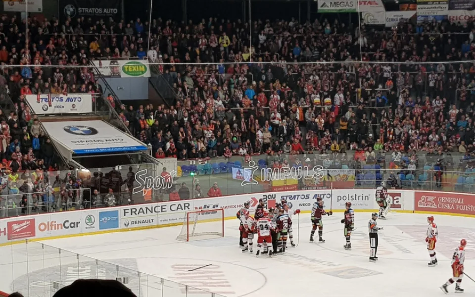 Hradečtí hokejisté v duelu se Spartou