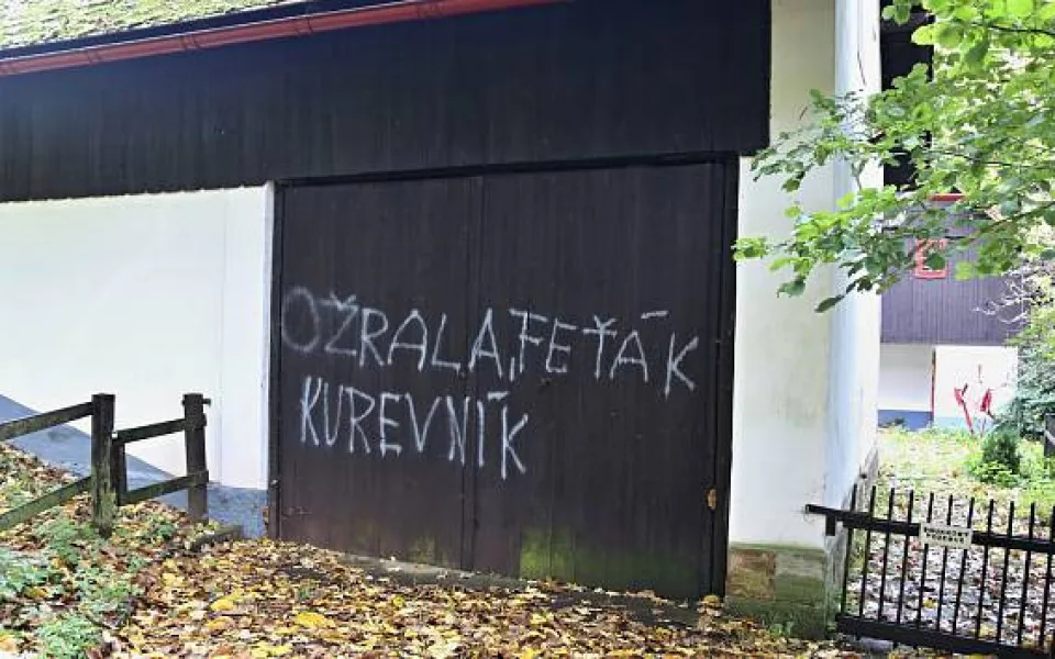 Policie odložila případ posprejovaní Havlovy chalupy na Hrádečku. Pachatele nemá