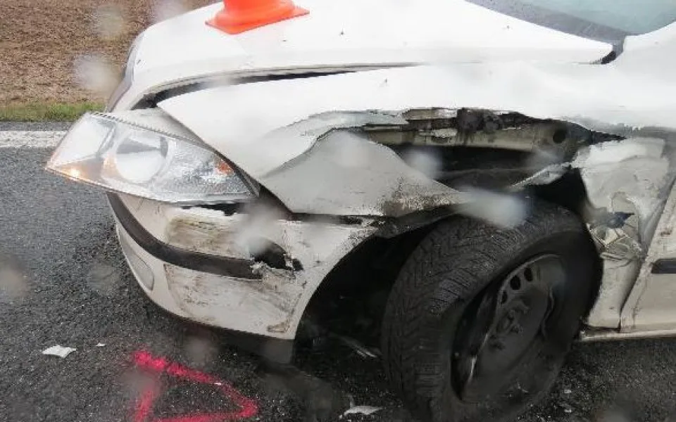 Auto do kterého řidička nabourala