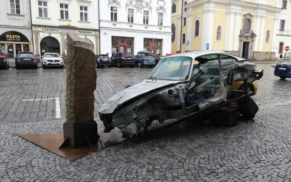 Exponát před GMU Hradec Králové.