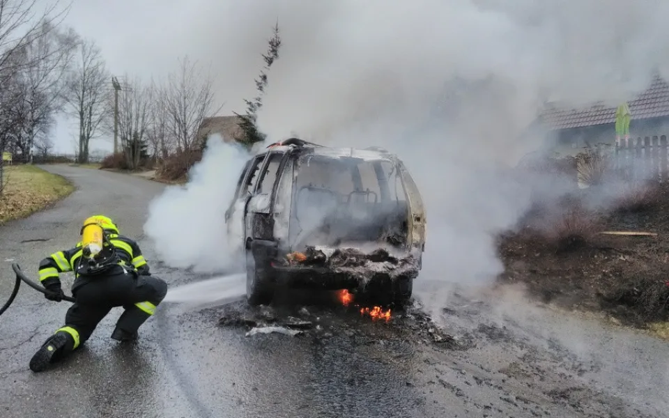 Požár osobního auta v Dobrošově