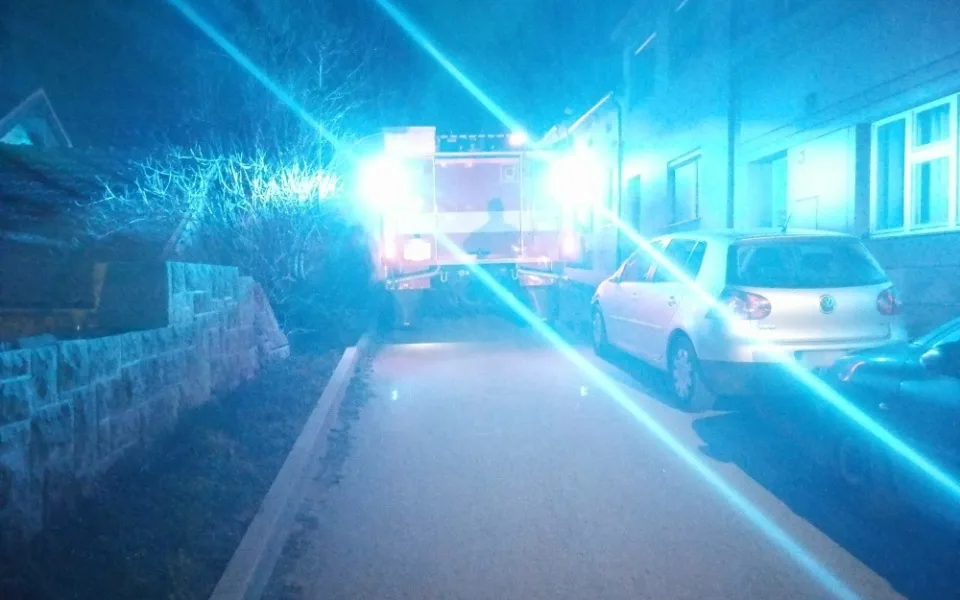 Hasiči se špatně dostávali k požáru