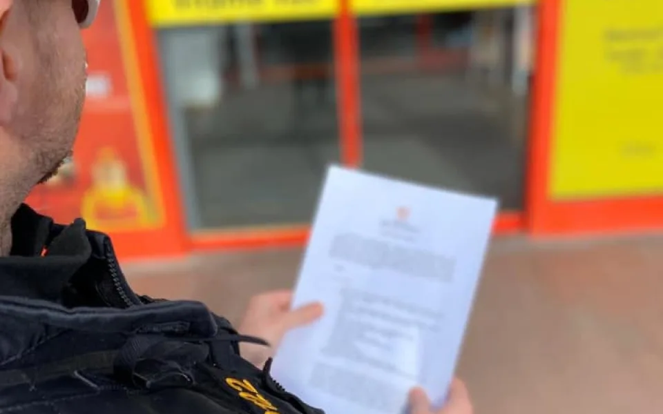 Policisté kontrolují uzavřené ocbhody. Za porušení hrozí vysoké pokuty.
