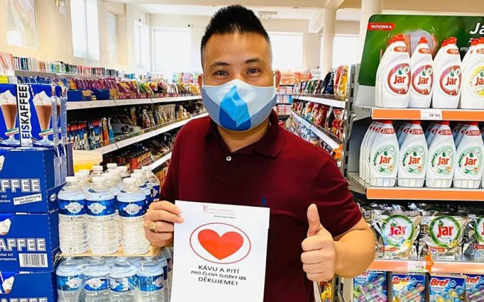 Vietnamští prodavači děkují srdíčkem! Pracovníkům záchranných složek nabízejí občerstvení zdarma