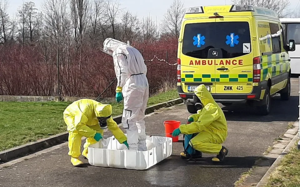 Dekontaminace záchranářů u Fakultní nemocnice Hradec Králové.