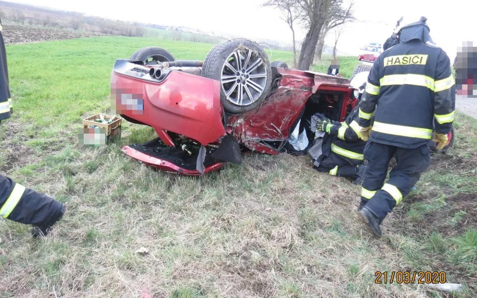 Opilý řidič převrátil auto na střechu