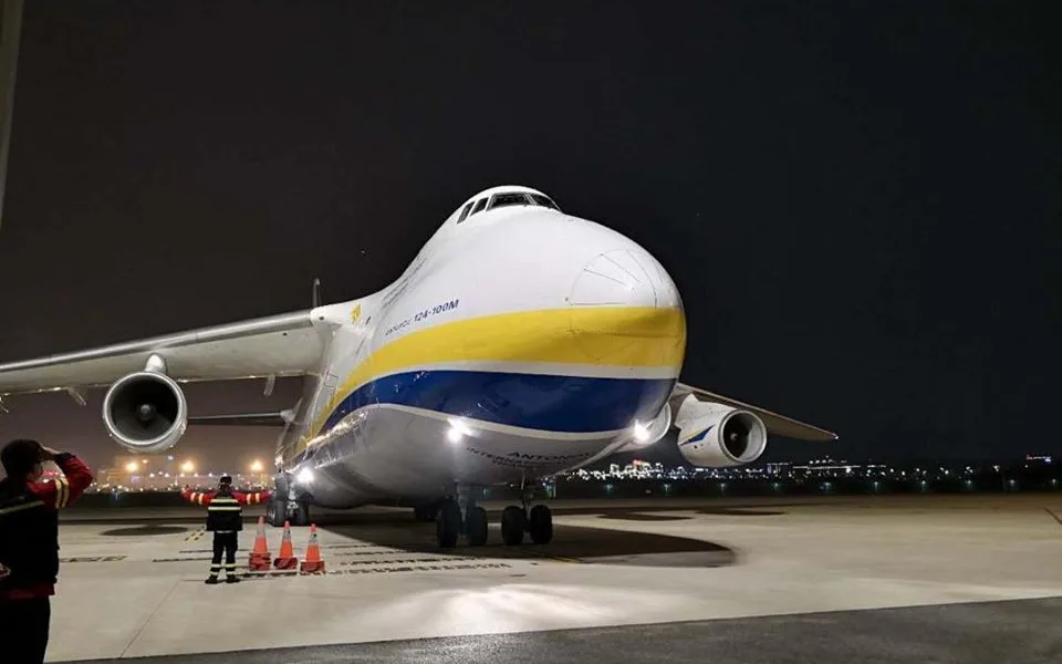 An-124 Ruslan na letišti v Pardubicích.