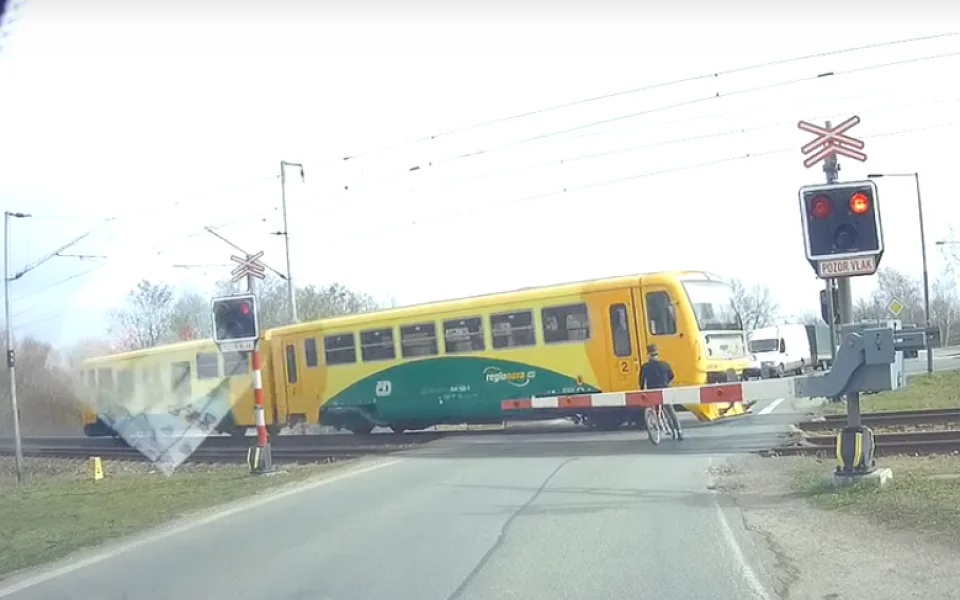 Cyklista na přejezdu v Březhradě