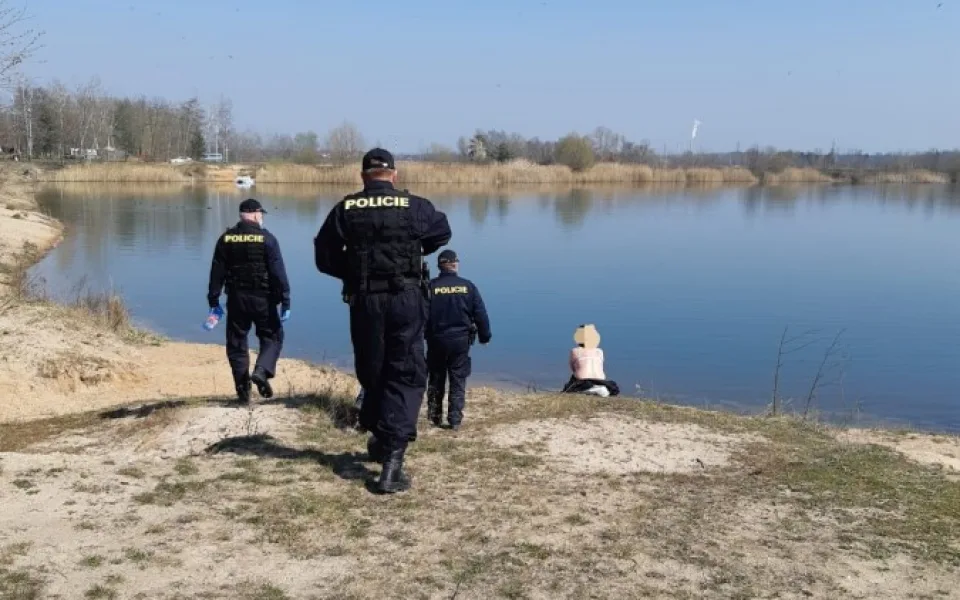 Pěkné počasí ven vylákalo nudisty. Policisté je donutili nasadit si roušky