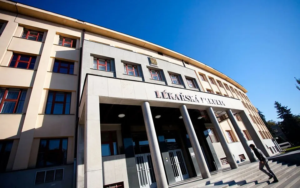 Lékařská fakulta v Hradci Králové Univerzity Karlovy.