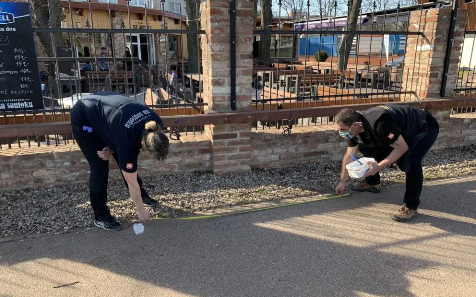 Policie v Hradci Králové měřila lidem rozestupy ve frontě na pivo.