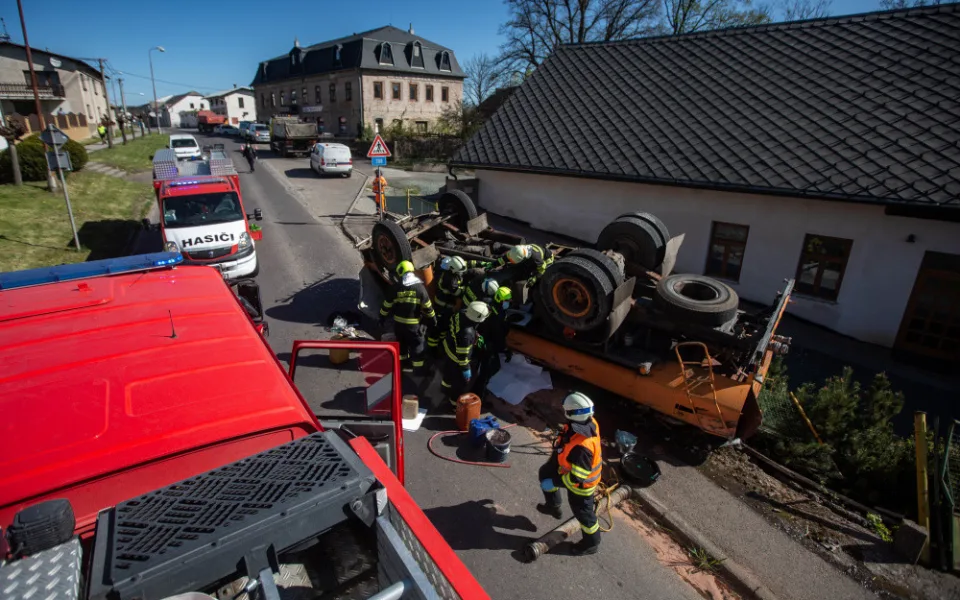 V Bohuslavicích se převrátila cisterna plná vody. Skončila podvozkem vzhůru