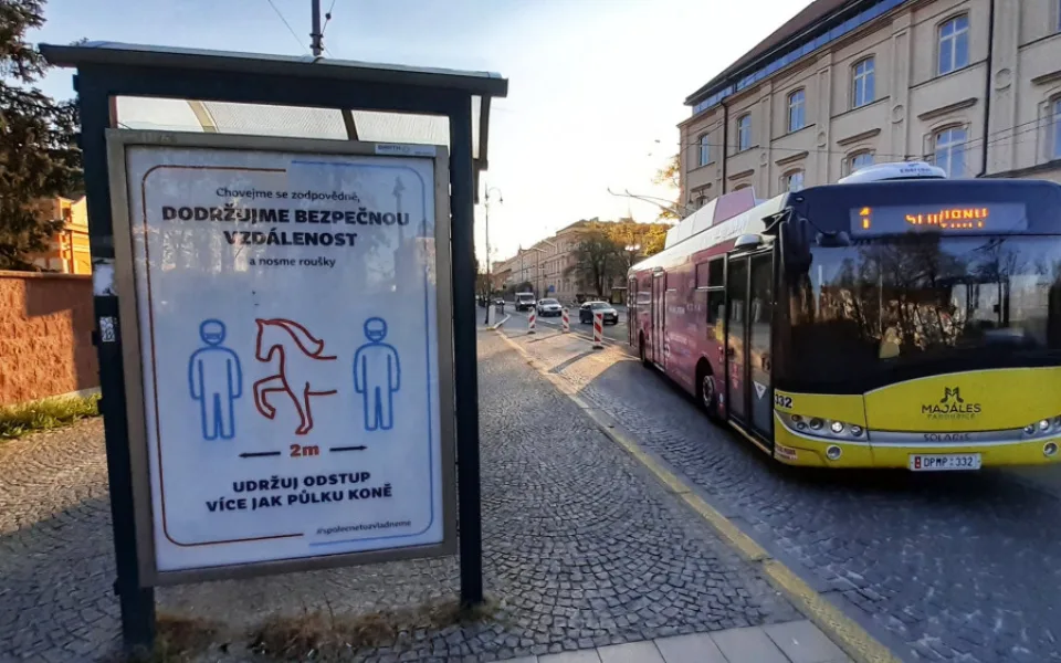 Pardubice jsou jiné. Dodržují bezpečnou vzdálenost „půl koně“