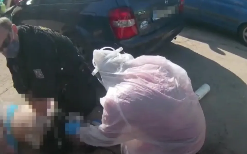Policejní hlídka pomohla záchranářům se záchranou muže. Střídali se při resuscitaci