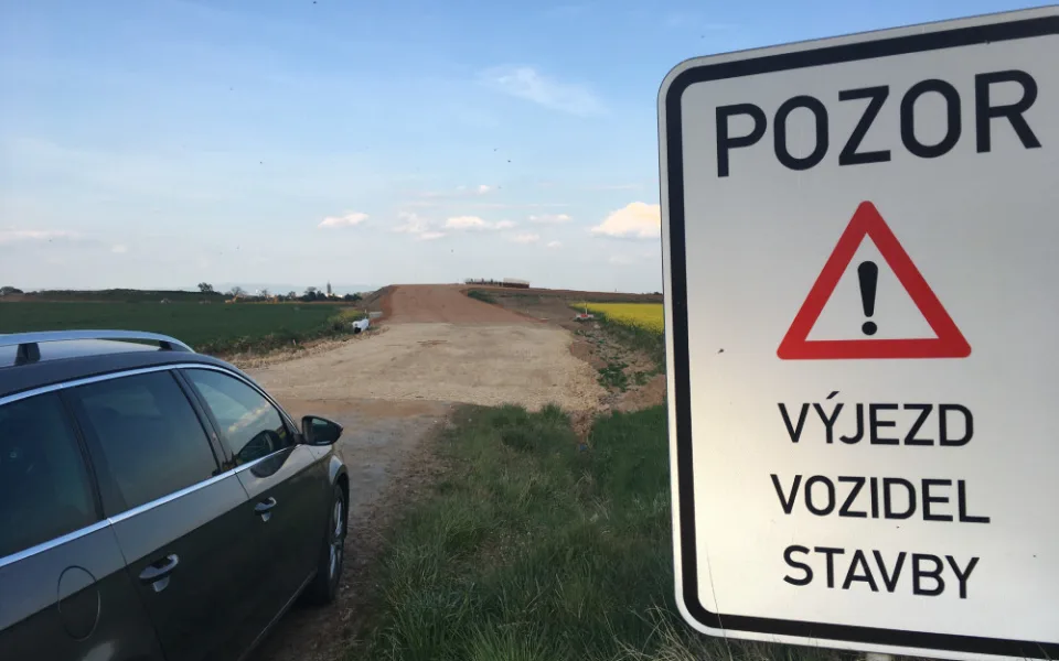 Koronavirus mohl zkomplikovat stavbu dálnice D11. Ředitelství silnic a dálnic počítá případné zdržení