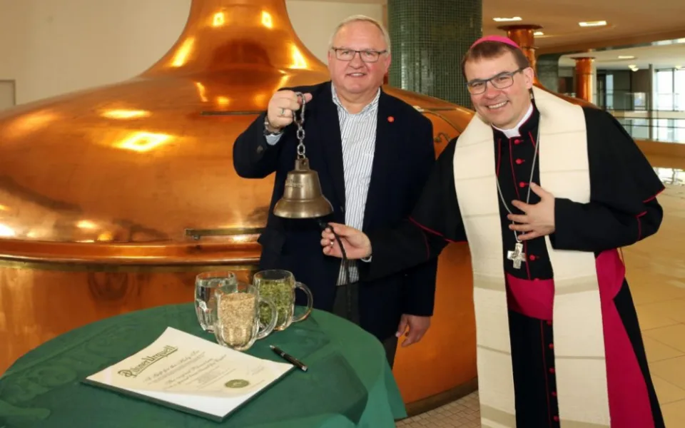 Požehnané pivo za papežem do Vatikánu neodjelo, bude se prodávat ve speciální aukci