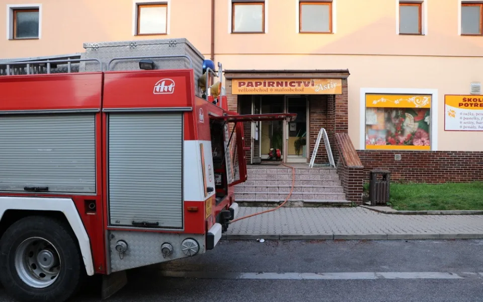 Zásah hasičů ve vrchlabském papírnictví