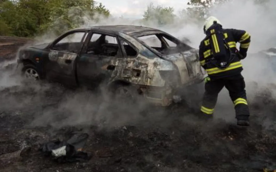 Auto na kupě po pálení čarodějnic u Rožnova