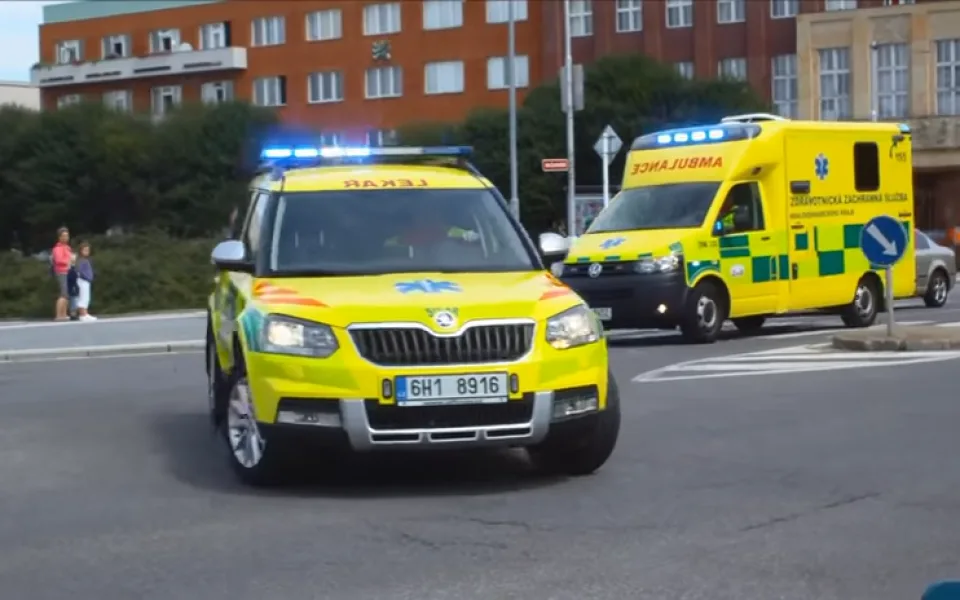 V pravé poledne se rozezní zvony a vozy záchranářů jako poděkování všem zdravotníkům