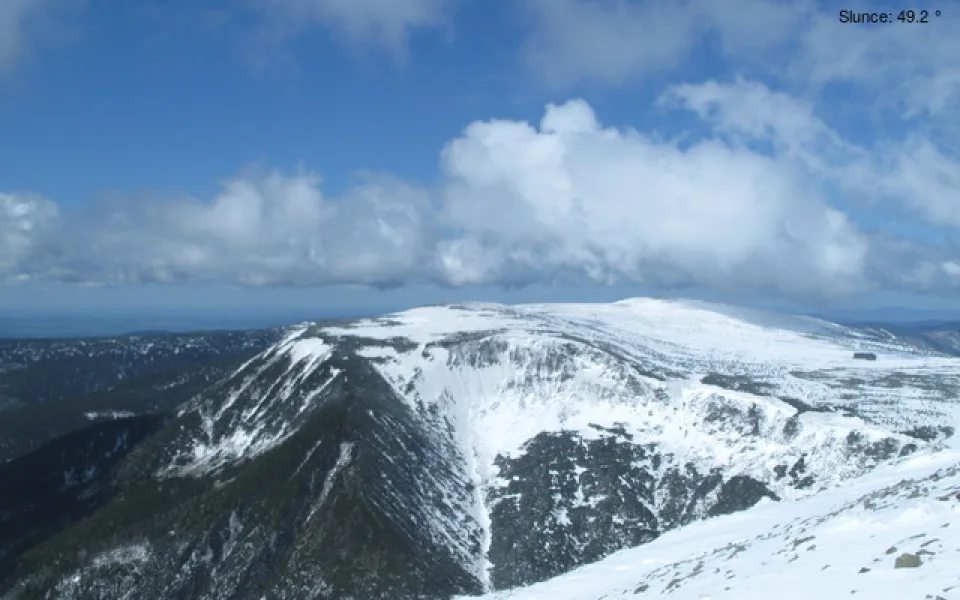FOTO: Po bouřkách se v Česku ochladilo. V Krkonoších napadlo 15 centimetrů sněhu