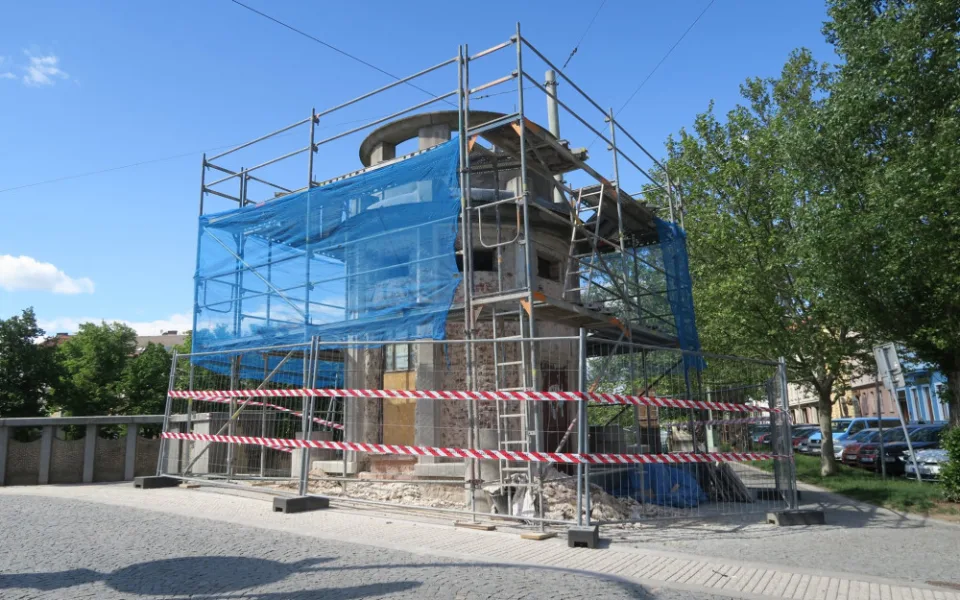 Rekonstrukce kiosku na Eliščině nábřeží v Hradci Králové bude hotová na podzim. Město hledá nájemce